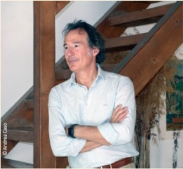 Miguel Garrido Espa, junto a una escalera de madera.
